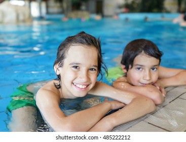 Niños en vacaciones de verano en la piscina disfrutando de un tiempo de vida divertido y feliz