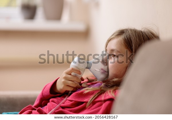 child\
patient inhalation therapy by the mask of\
inhaler