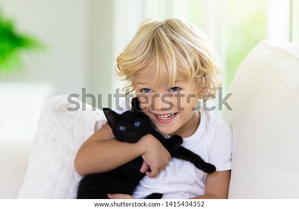 Un Enfant Qui Joue Avec Un Photo De Stock Modifiable