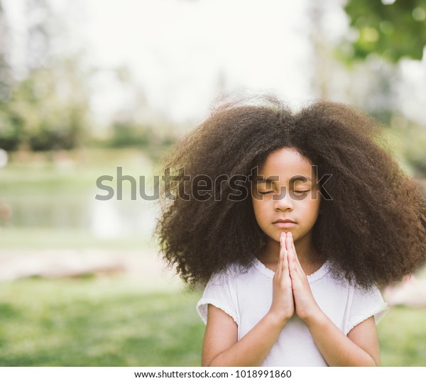 子どもが祈る 女の子は祈る 信仰のしぐさ 信仰 霊性 宗教のための祈りのコンセプトで手を組む の写真素材 今すぐ編集
