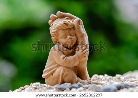 Child protected by the hand