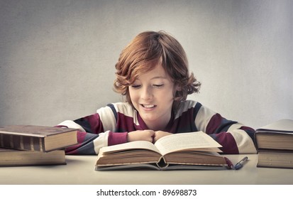 Kind, das ein Buch liest