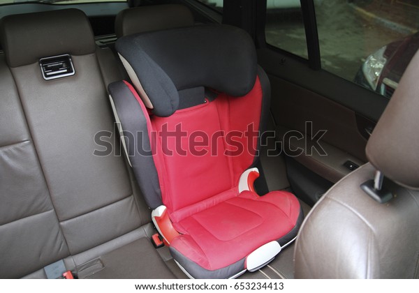 Child seat in the car.\
For safe transportation\
of children.