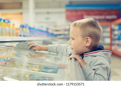 891 Children Buying Ice Cream Images, Stock Photos & Vectors 