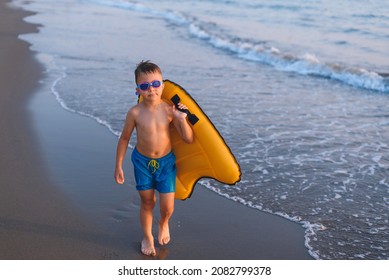 Ein Kind mit SUP in der Nähe des Meeres