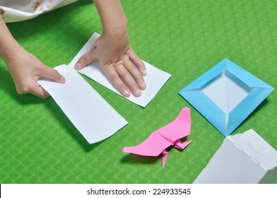 child tear paper to make origami paper craft