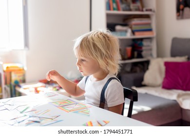 Kleinkinderkind, der Spiele spielt, Alphabet und Zahlen lernt, sich selbst erziehen