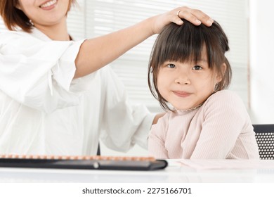 A child who is happy to be praised in cram school or home study. A girl who has learned to use the abacus in an abacus class.