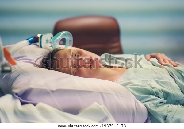 Childbirth. Woman giving birth in\
maternity hospital. Pregnant woman breathing during\
contractions.
