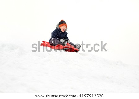 Junge auf der Rutsche