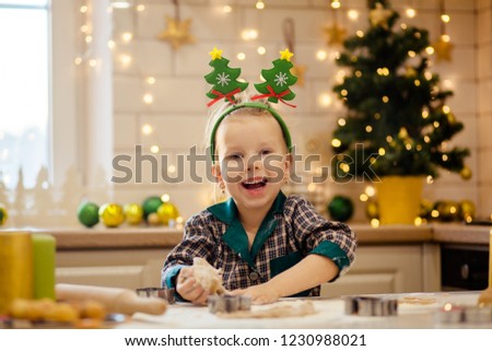 Similar – Foto Bild Zwillinge bereiten Weihnachtsplätzchen in der Festtagsküche vor