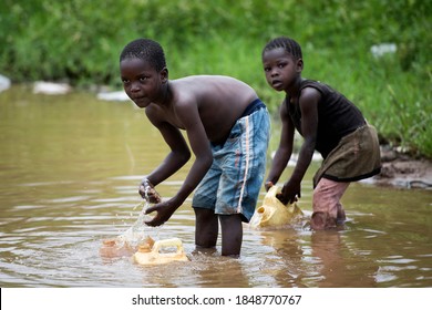 Children collecting water from lake in Uganda on 08.03.17