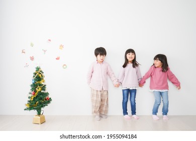 Children Decorating For Christmas Event