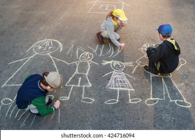 Children is drawing sun