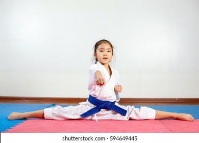 113 Kids kicking matial arts Images, Stock Photos & Vectors | Shutterstock