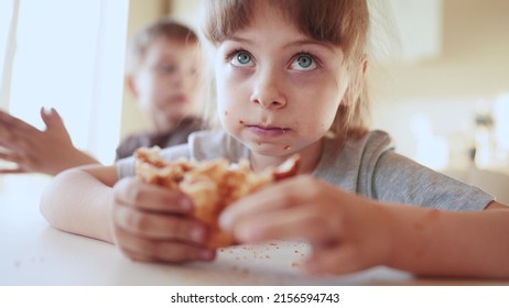 Children Eat Burgers. Fast Food Burger. A Group Of Small Children In The Kitchen Greedily Eat Fast Sun Food Burgers. Big Family Small Kids Having Breakfast In The Morning In The Kitchen Eating Burger