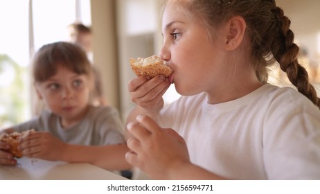 Children Eat Burgers. Fast Food Burger. A Group Sun Of Small Children In The Kitchen Greedily Eat Fast Food Burgers. Big Family Small Kids Having Breakfast In The Morning In The Kitchen Eating Burger