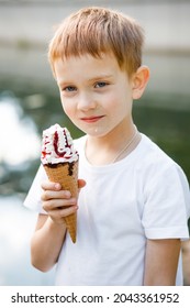 Children Eat Ice Cream Park Stock Photo 2043361952 | Shutterstock