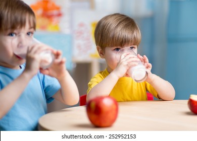 trẻ em ăn thức ăn lành mạnh ở nhà hoặc mẫu giáo