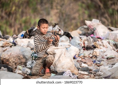 Children Are Junk To Keep Going To Sell Because Of Poverty, World Environment Day, Child Labor,  Human Trafficking, Poverty Concept