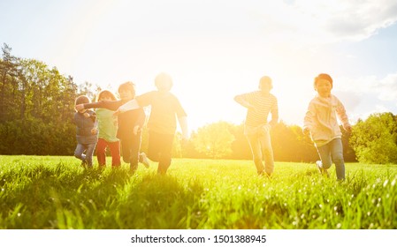 Kinder machen im Sommer Rennen oder Rennen im Park