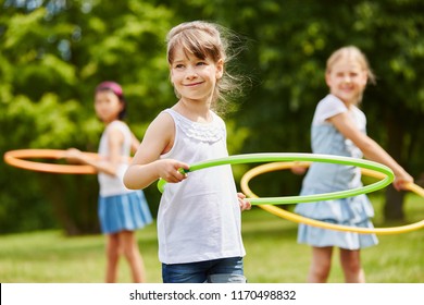 Kinder, die Sport treiben mit Hoops im Park