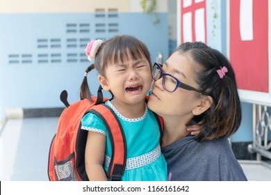 Kinder und Mutter, die weinen, gehen zum Vorkindergarten 