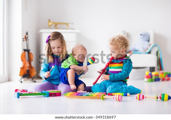 niños con instrumentos musicales