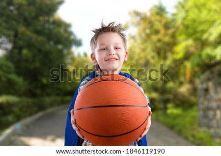 Similar – Junger Basketballspieler auf dem Platz stehend