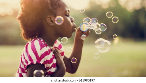 Kinder spielen Blasen im Park