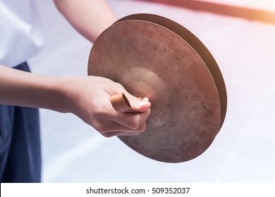 The children is playing cymbal
