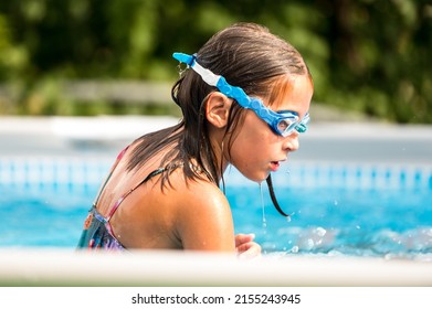 Children Playing In Home Swimming Pool In The Summer. Girls Are Enjoying Summer Vacation In The Back Or Front Yard Swimming Pool. Kids Splashing Water, Smiling And Having Fun.