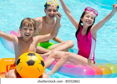 	Children playing in pool