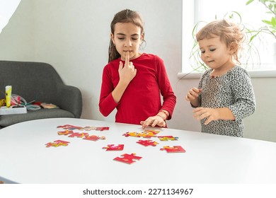 Los niños armaron un rompecabezas sobre la mesa. Enfoque selectivo. Niño.
