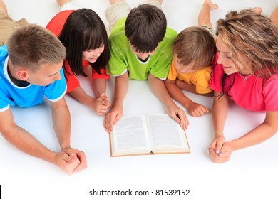  Children reading book