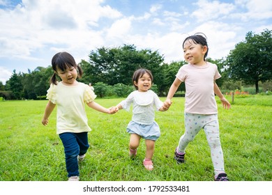 園児 走る の写真素材 画像 写真 Shutterstock