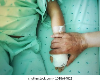 Children Are Sick  Make Parents Unhappy. Hand Of The Father Holding The Sick Child Hand.