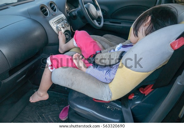 Children sleep on a car
seat.
