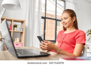 Kinder, Technologie- und Kommunikationskonzept - glückliches, jugendliches Mädchen, das von Hausaufgaben ablenkt und zu Hause per Smartphone SMS schreibt