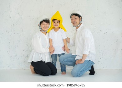 Children wearing disaster prevention hoods and parents wearing helmets 