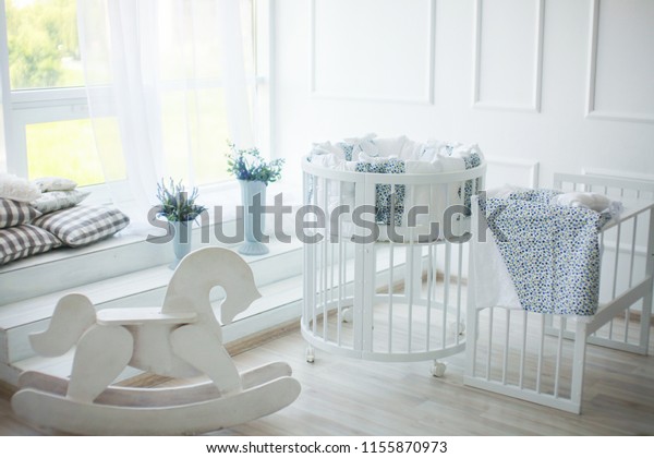 white round cot