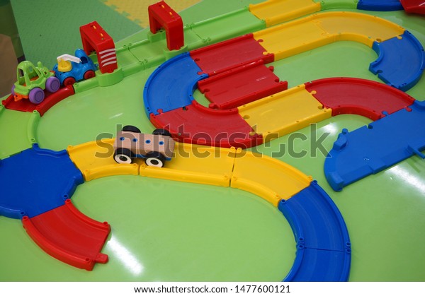 children\'s toy - multi-colored plastic track and cars   \
            
