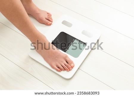 The child's feet on the scale.
Translation:Weight, low, high, slightly high, standard, previous value, long press