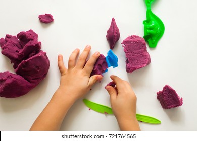 色とりどりの粘土を持つ子供の手 遊び道具を使って遊んだり おもちゃを作ったりする 粘土をモデルにした少年の成形 心配な子どもたちのための芸術療法 ストレスのない治療 の写真素材 今すぐ編集 Shutterstock