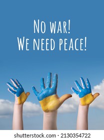 Las manos de los niños pintadas con los colores de la bandera nacional de Ucrania sobre fondo azul del cielo. Texto: No hay guerra Necesitamos la paz
