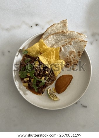 Chilli com carne and chips