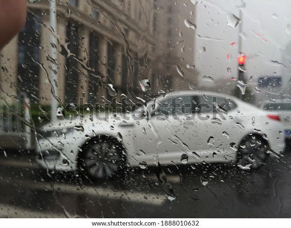china car rain window\
street