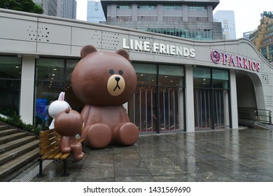 China, Chongqing – June 17, 2019: Giant Brown Statue In Front Of Line Friends Store At PARK 108 Shopping Center Locating In Jie Fang Bei Time Square