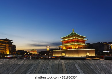 Chinas antike Stadt Xi'an, nachts Sehenswürdigkeiten und Verkehrswege der Stadt