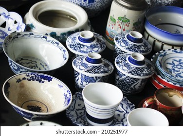 Chinaware The Oldie Plate And Bowl Display At Junk Shop.